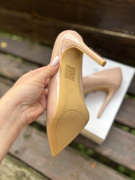 Pantofi stiletto nude