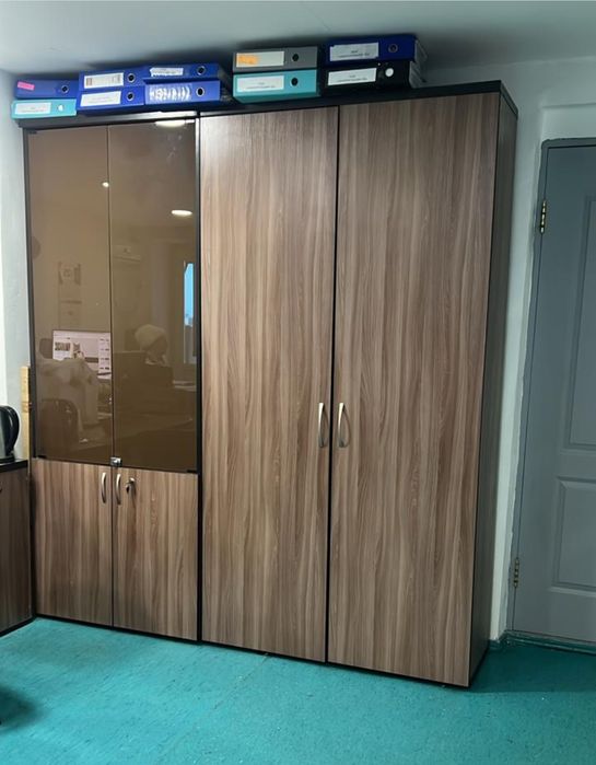 Офисные шкафы и столы