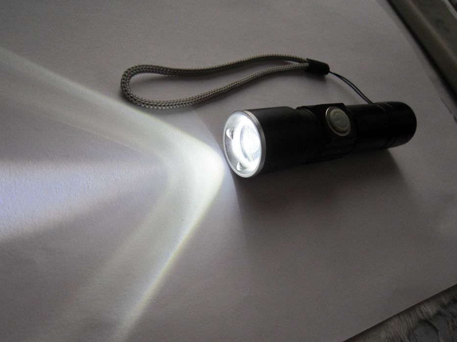 Продам перезаряжаемый фонарик.