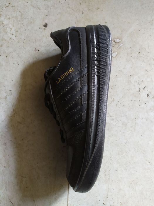 Продам новые кроссовки