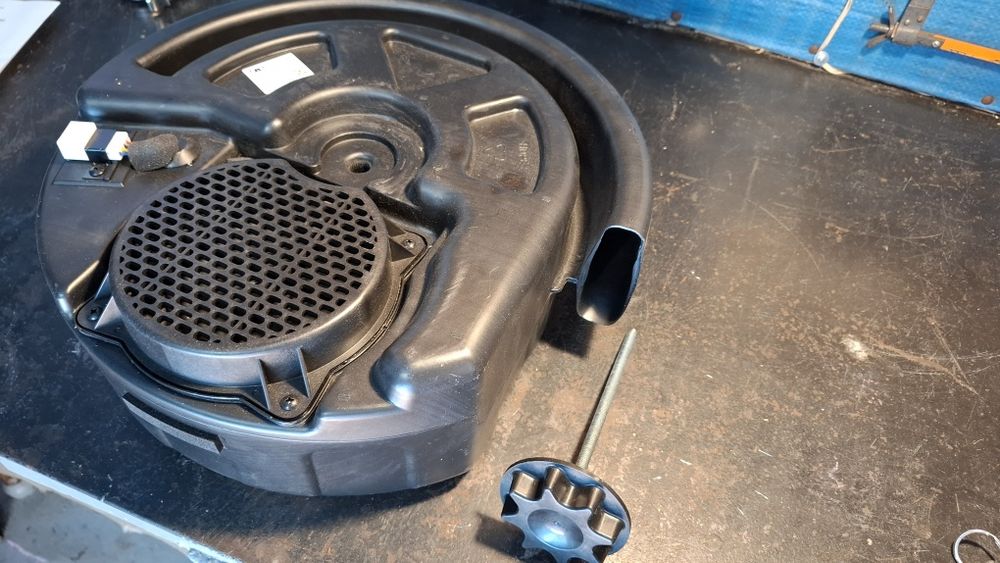 Сабвуфер в запасное колесо