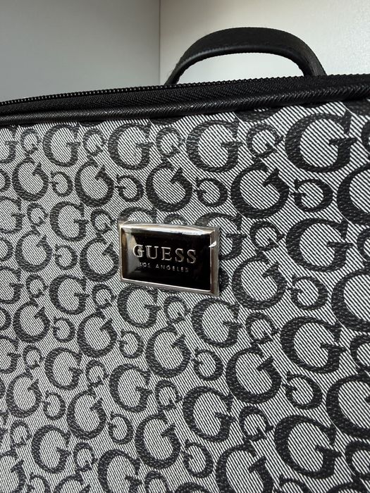 Несесер за козметика Guess