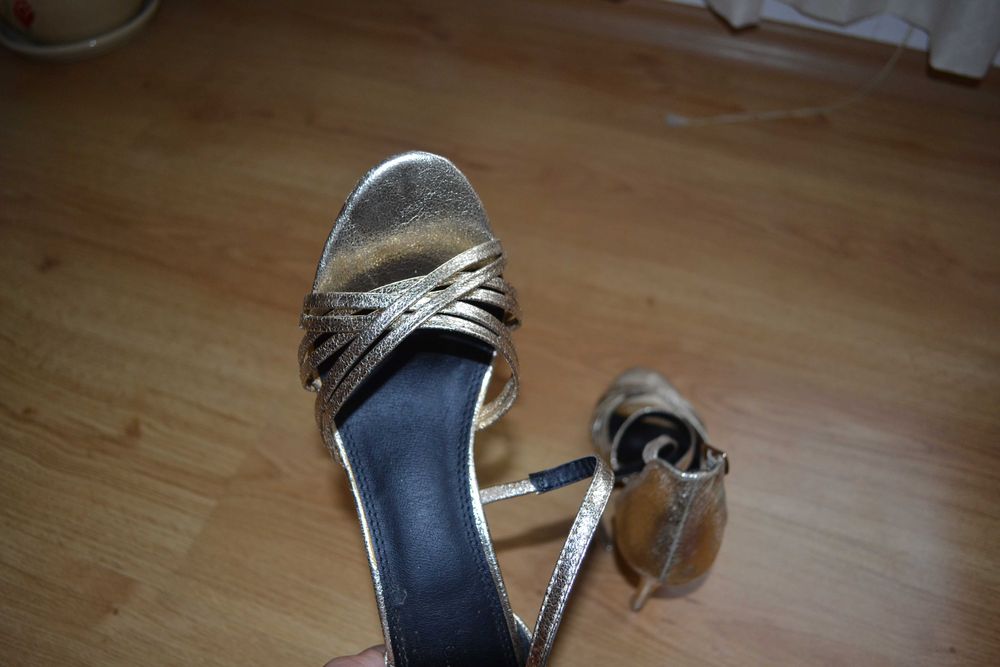 Златисти сандали на ток 37 номер