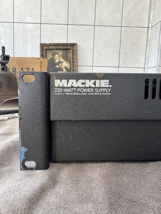 Sursa de alimentare Mackie 220 wati