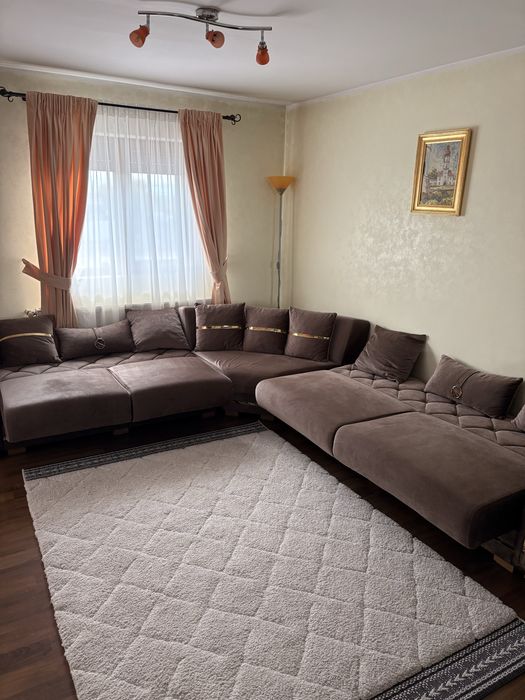 Colțar modular premium, cu design elegant și modern, perfect pentru un living spațios și rafinat.