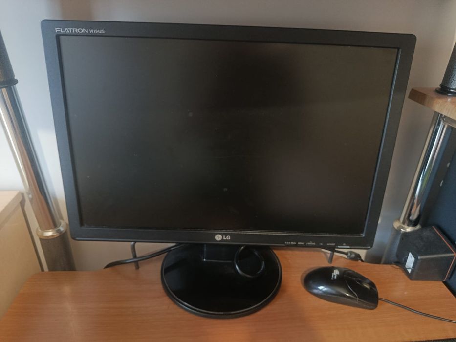 Компьютер с компьютерным столом