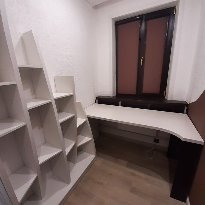 Стеллаж и стол для дома или офиса