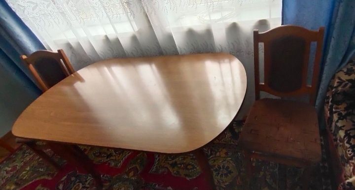 Продам стол в гостиную