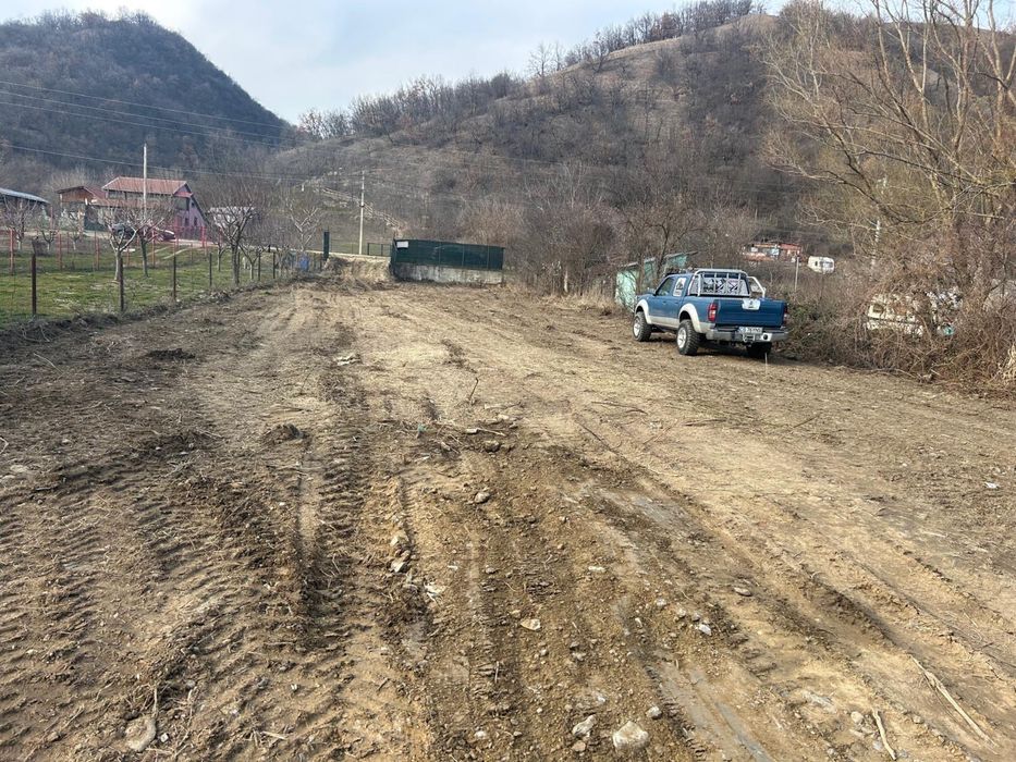Vand teren  cu iesire directa la apa,Clisura Dunarii,pe malul Dunarii, ptr constructie casa de vacanta,la Divici,deschidere la Dunare 17 m
