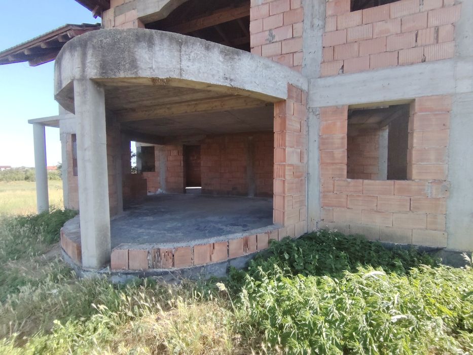 Casa de vanzare la rosu
