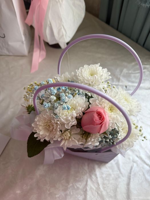 цветы в корзине свежие