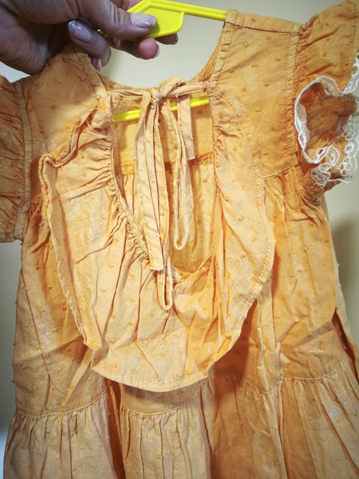 Лятна рокля с ефектен гръб