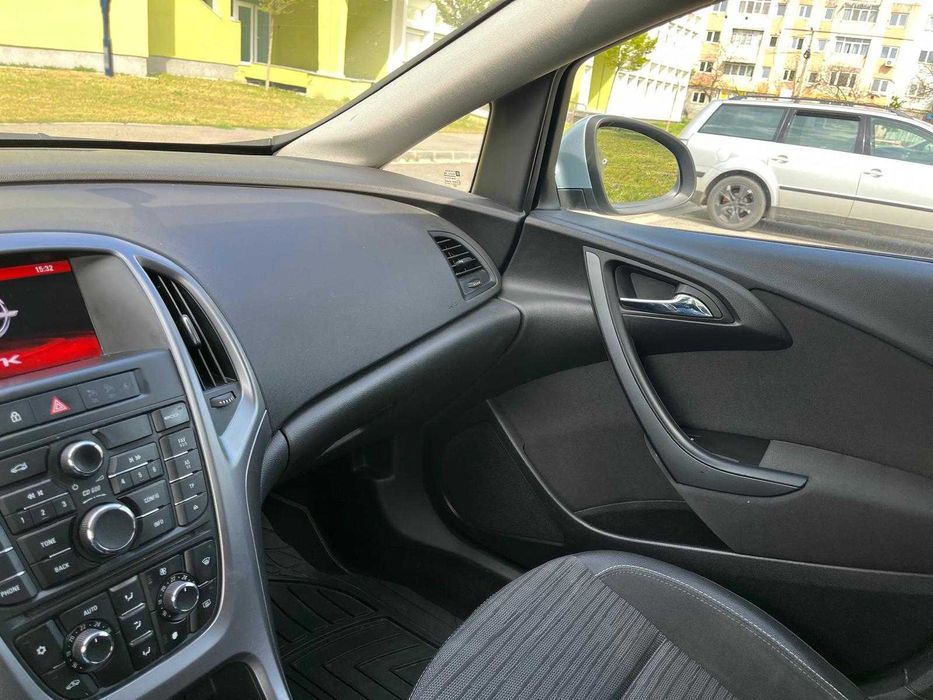 Opel Astra J, an 2017, Sedan, 1,4 l Turbo,  Benzina