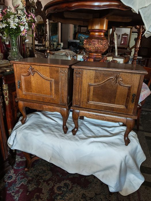 Дървени нощни шкафчета