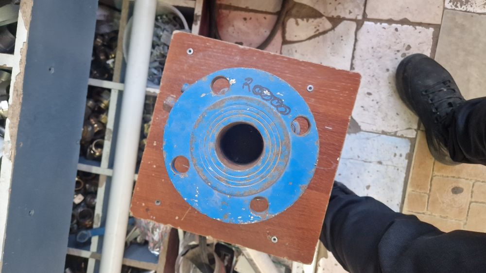 Задвижка железная