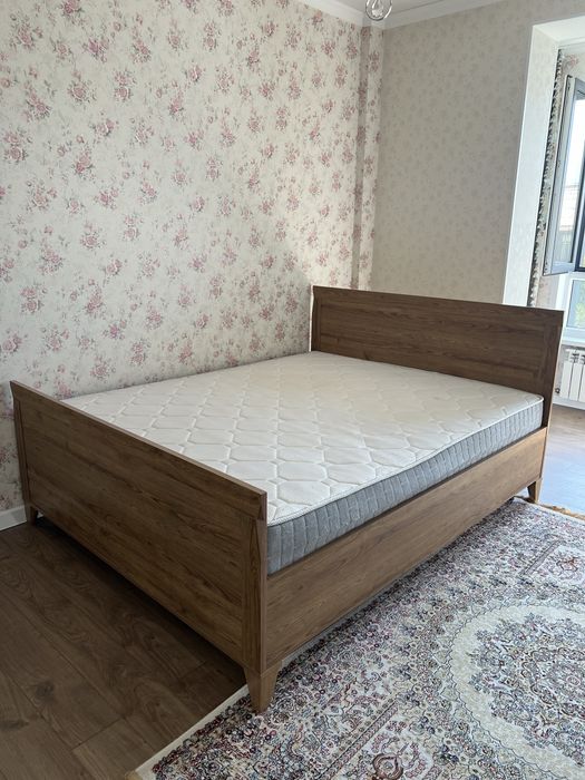 Продам Кровать б/у 160/200