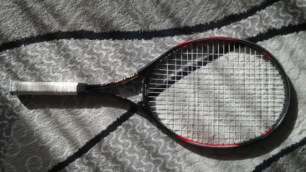 Теннисная ракетка