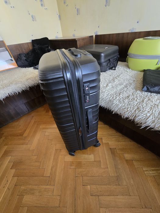 Голям твърд куфар с код за заключване