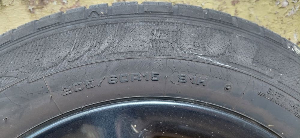 Vand 4 jante  205 60 R15  cu anvelope vara