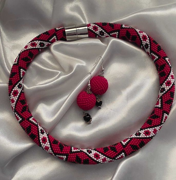 огърлица и обеци с мъниста