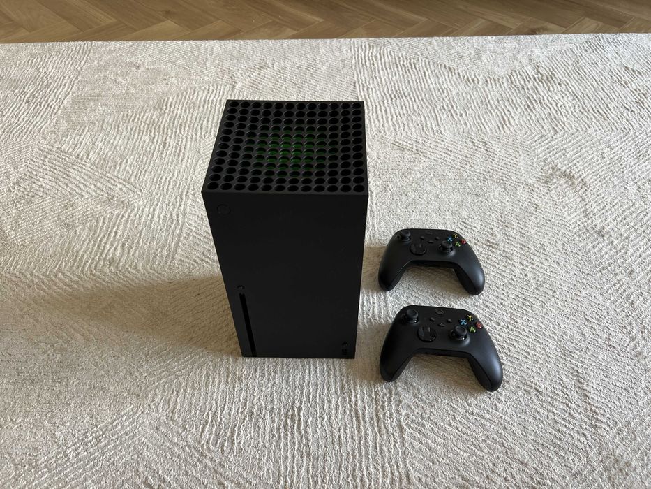 Xbox Series X с двумя геймпадами