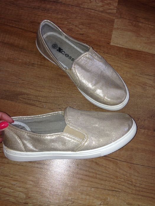 нови бели и златисти обувки.