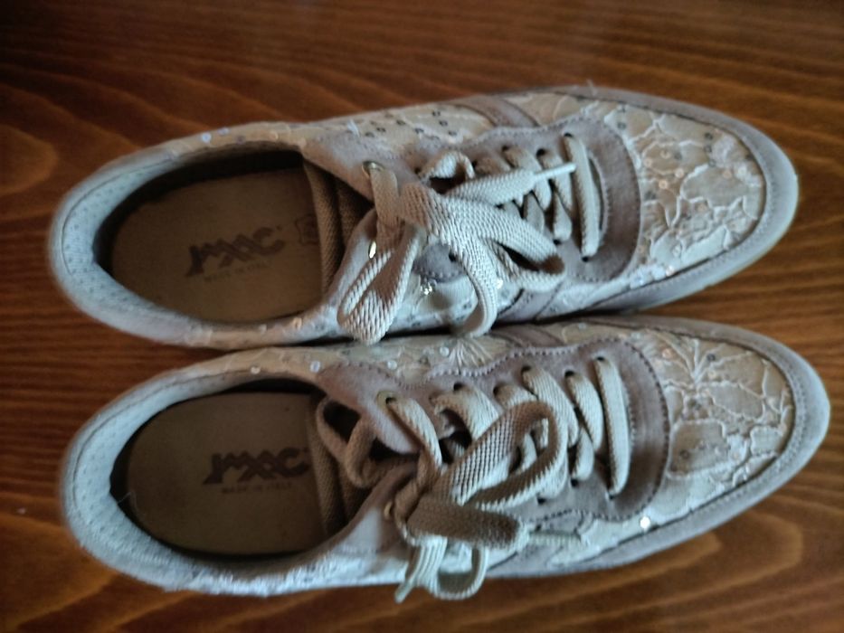 Модерни златисти маратонки номер 37