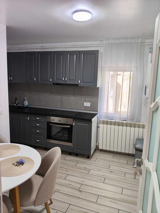 Barlad.Apartament cu 2 camere de închiriat. Zona Belin confecții. Proaspăt renovat și mobilat. Are aer condiționat. Etaj 2 din 4.