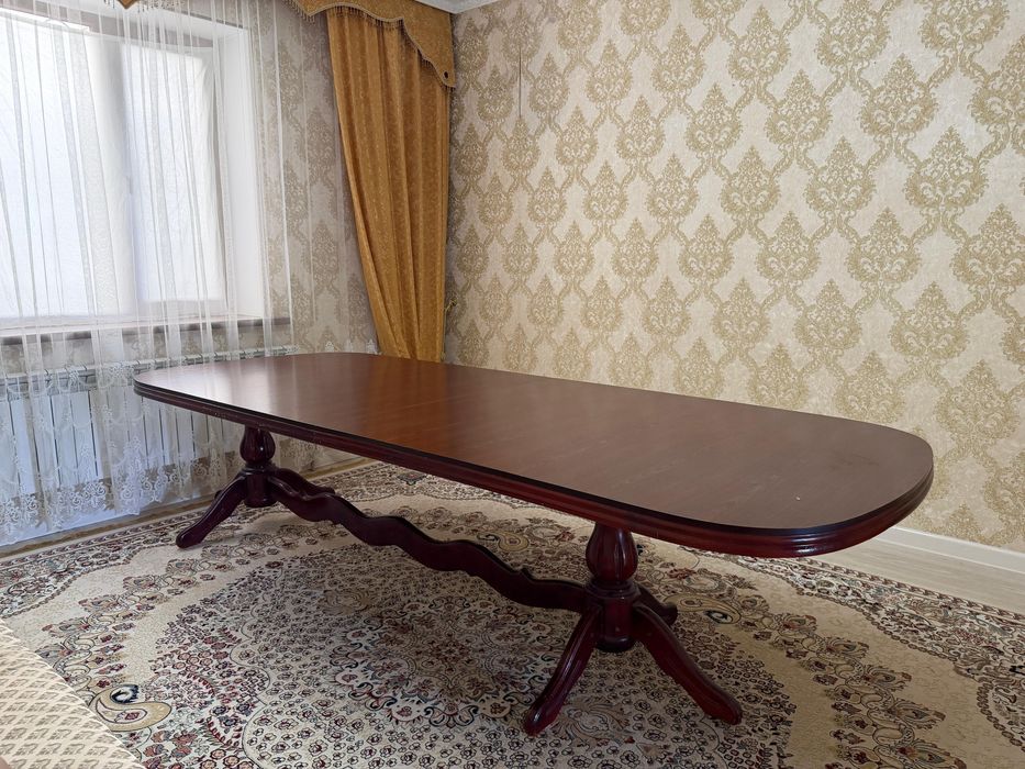 Овальный стол из дерева