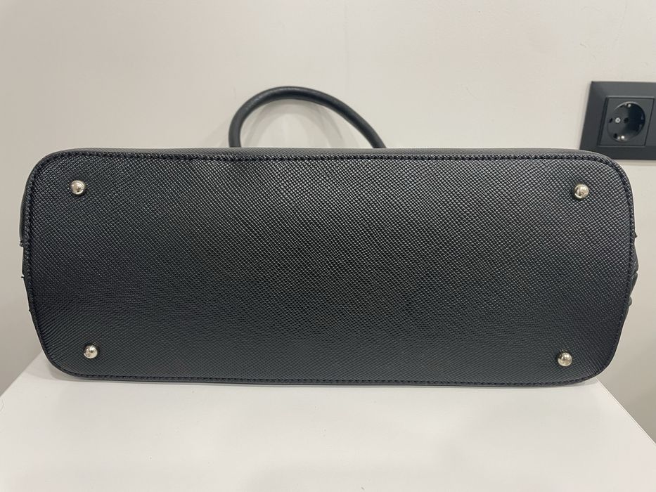 Маркова дамска чанта Guess