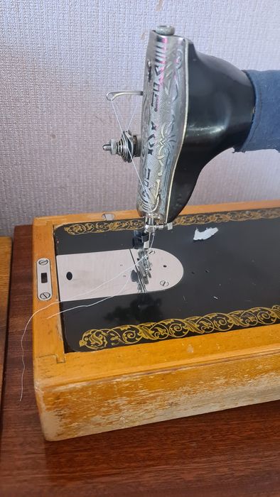 Швейная машинка с кейсов.