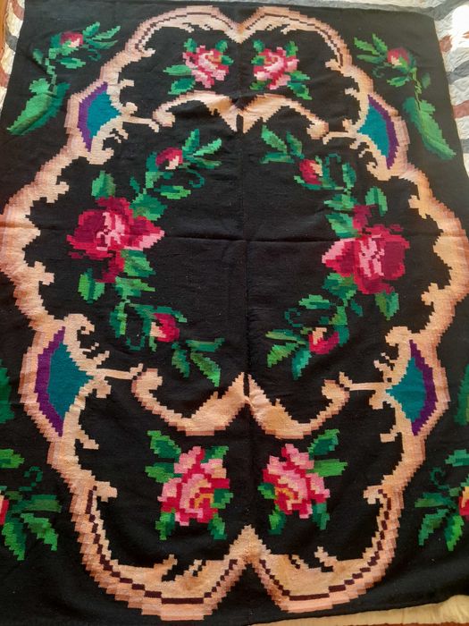 Covor țesut manual ,vechi de 40 de ani