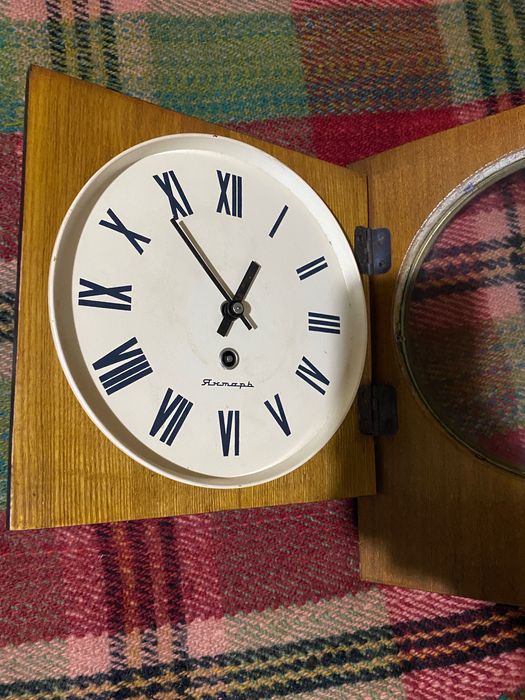 Два часовника ръчен и стенен