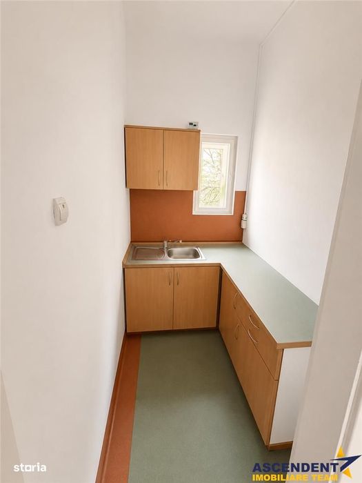 Spatiu pretabil:birouri cabinete servicii, acces stradal,curte proprie