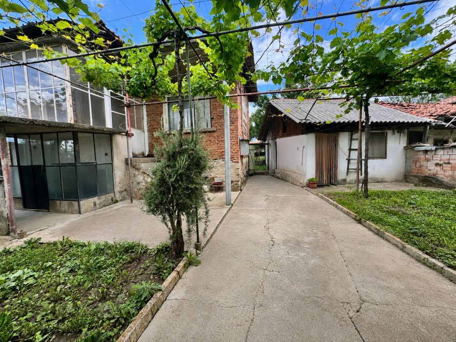 Продавам - Къща 80 кв.м с двор 680 кв.м, лозе и кладенец – с. Марино поле