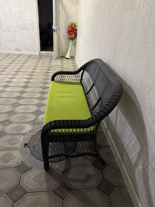 Продаю ротанговый стол и диван