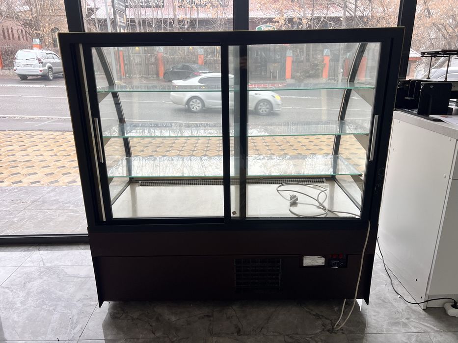 Витринный холодильник для кондитерской