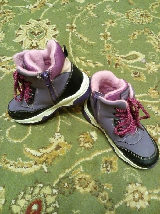 Продам детские утеплённые кроссовки