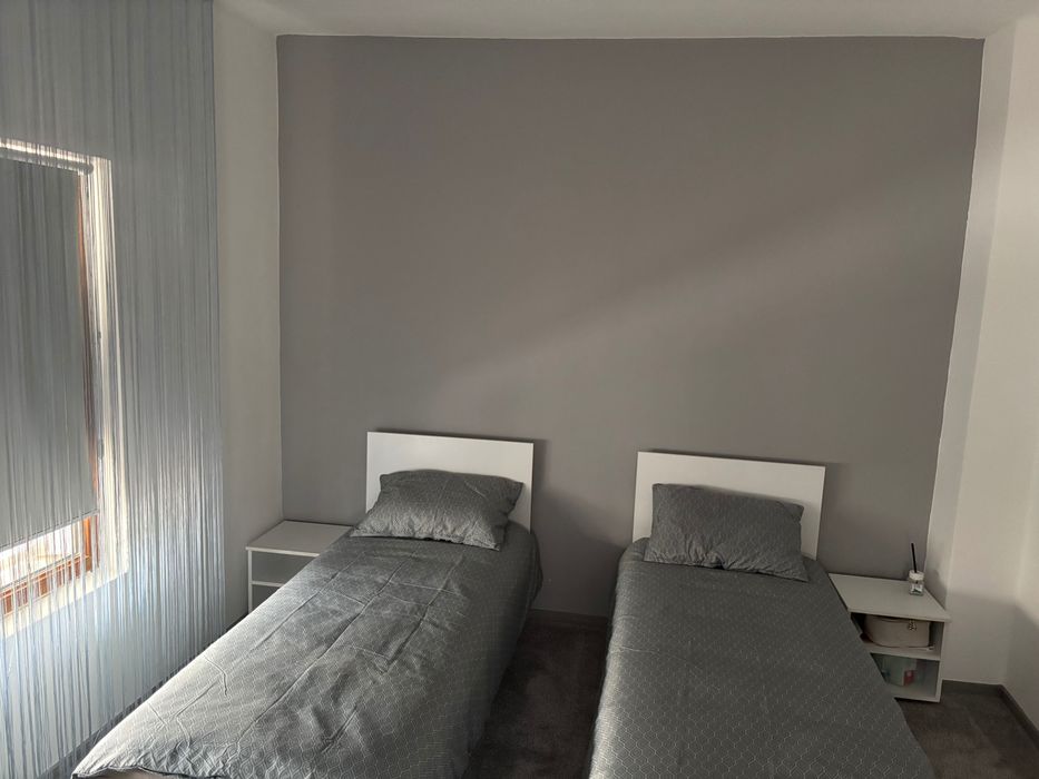 Vând 4 paturi de o persoană,și dulapuri dormitor! Vând 7 mese rotunde pentru sală evenimente!
