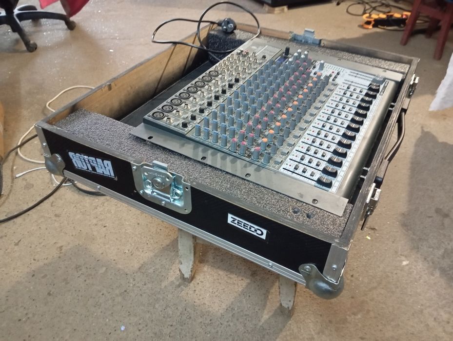 Vând mixer audio Behringer xenyx 2222 cu procesor efecte voce