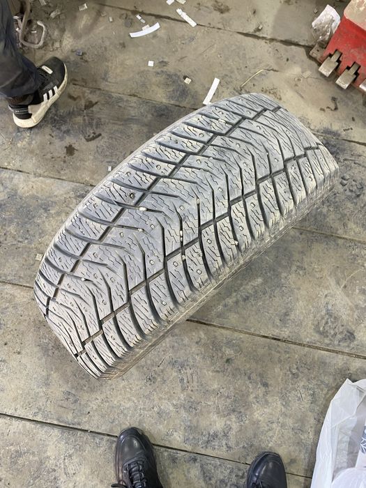 Продам зимние шипованные шины