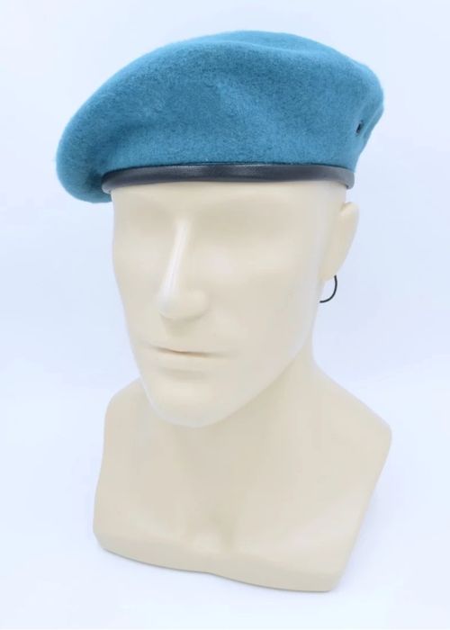 Берет школьный голубой