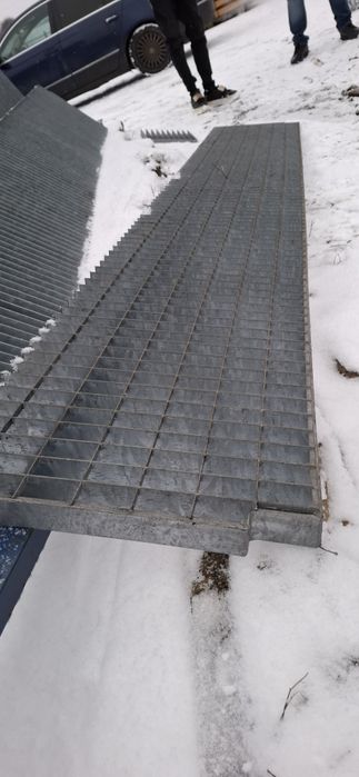 Trepte și gratare zincate