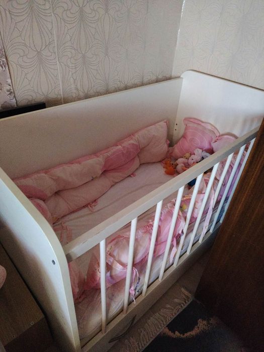 Дървена кошара с люлеещ механизъм