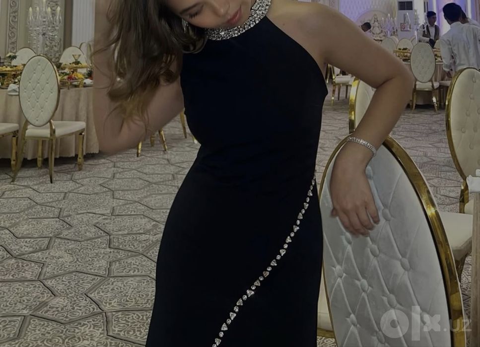черное платье с разрезом