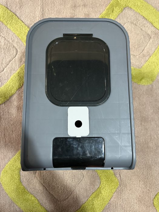 Затворена котешка тоалетна