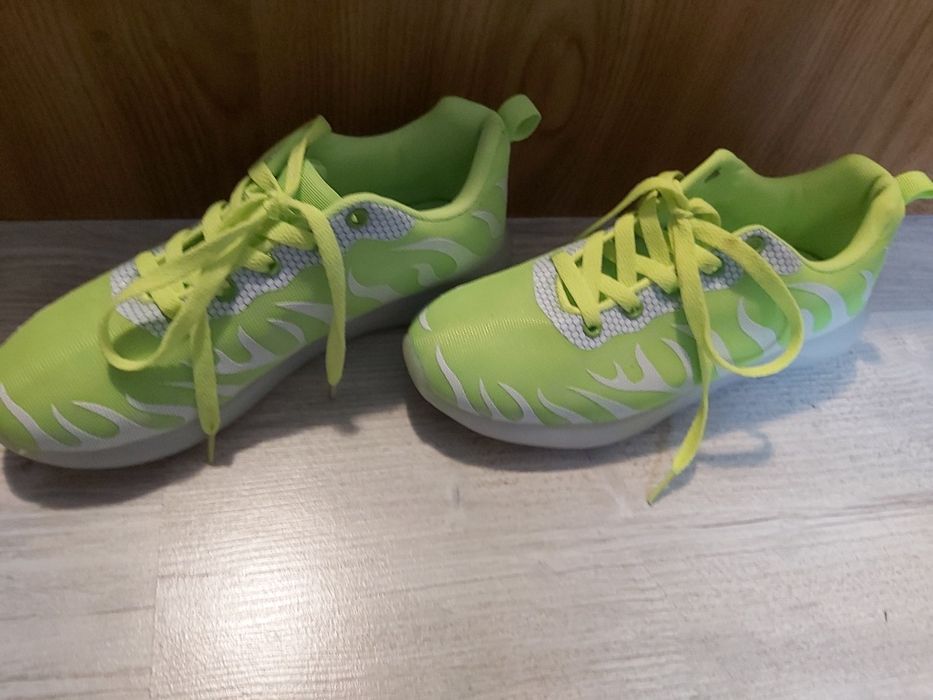 Adidasi fluorescenti nr 38