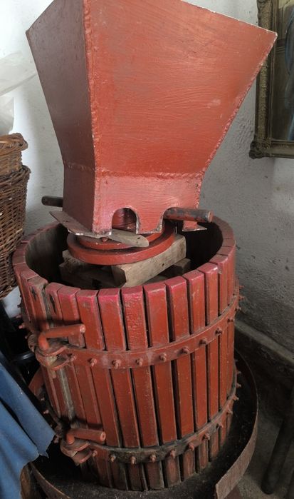 Vând Teasc (moara)mare de struguri + zdrobitor din material rezistent (nu ce se găsește la Dedeman,Brico etc @)