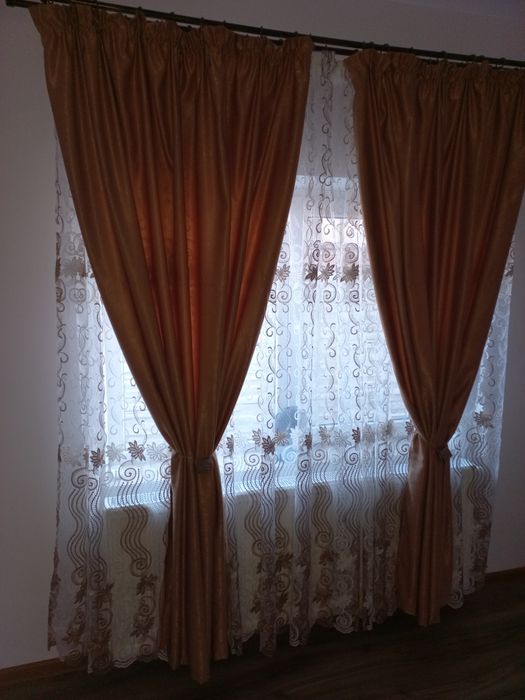 Vând 2 modele de draperii