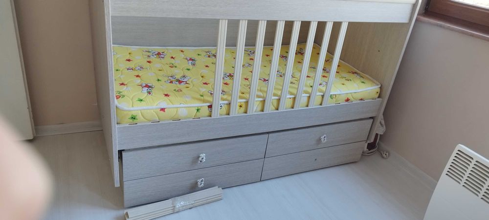 Дървена кошара с люлеещ механизъм
